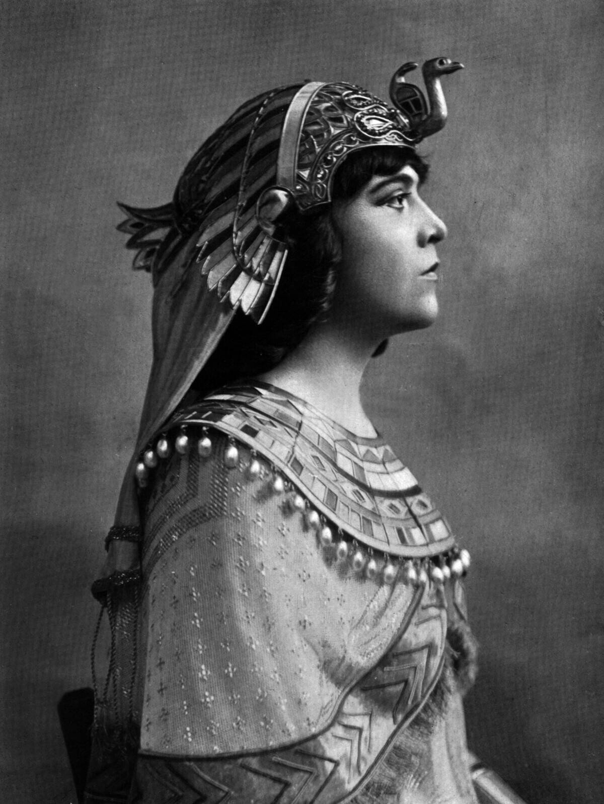 Miss Delvair in the role of Cleopatra in the week of Cornelius Pompey's death at the Comédie Française extracted Felix Photo of Le theater in June 1906