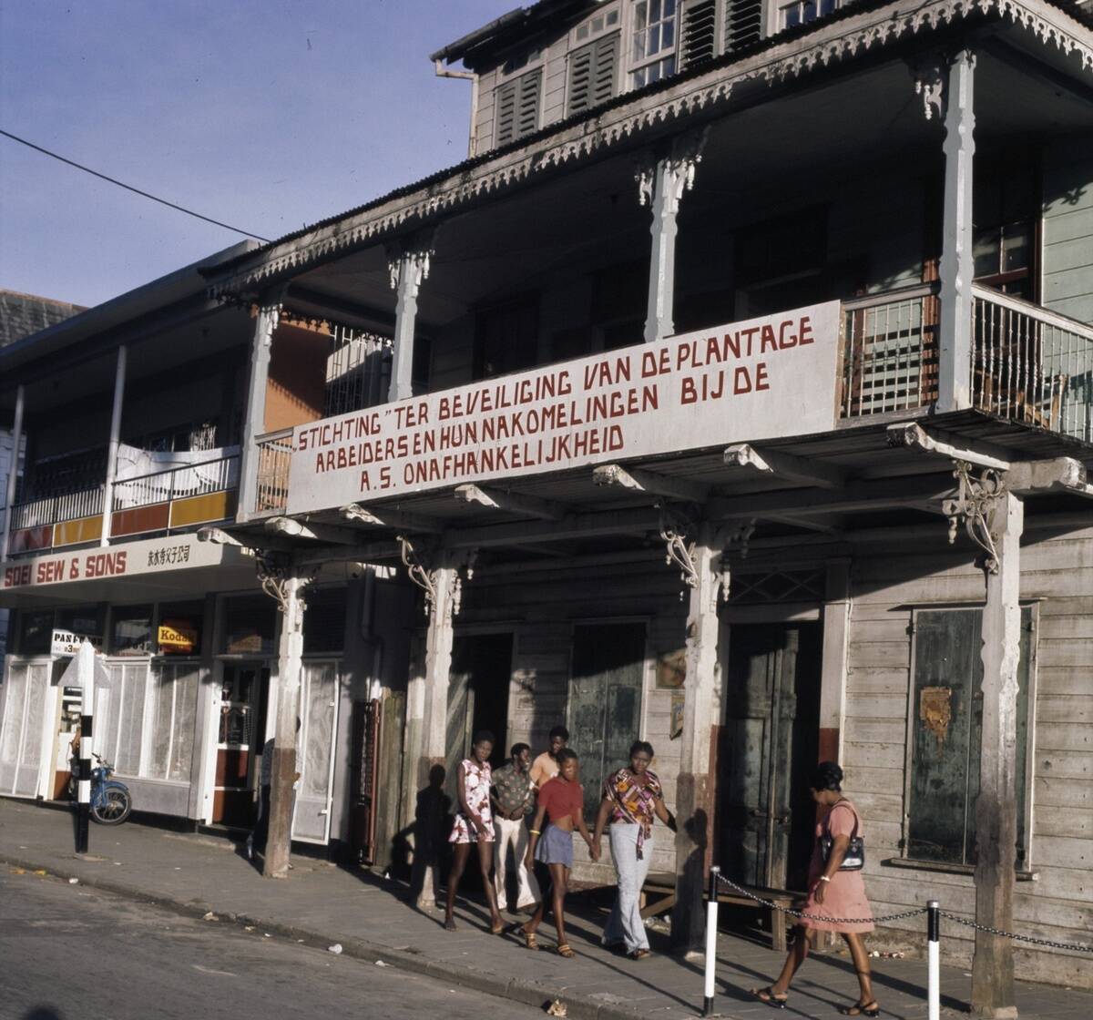 Paramaribo (preparation for independence); various slogans in the city