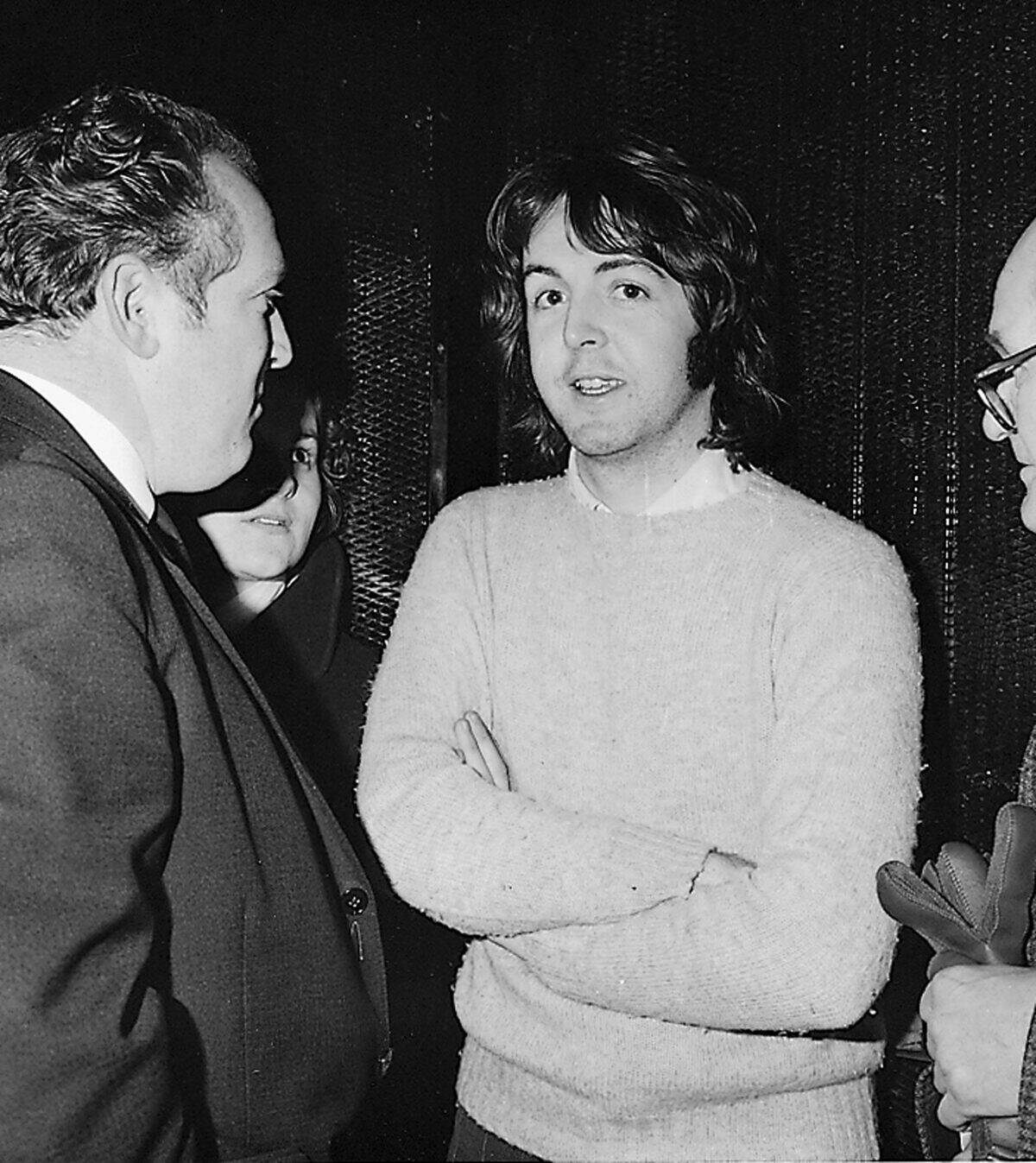 Paul McCartney speaks with Mirror reporter Don Short