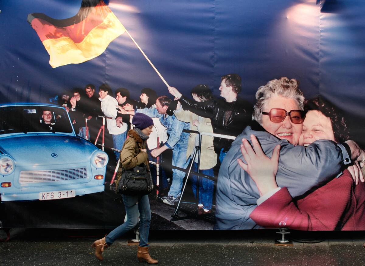 TOPSHOT-GERMANY-HISTORY-WALL-20YEARS