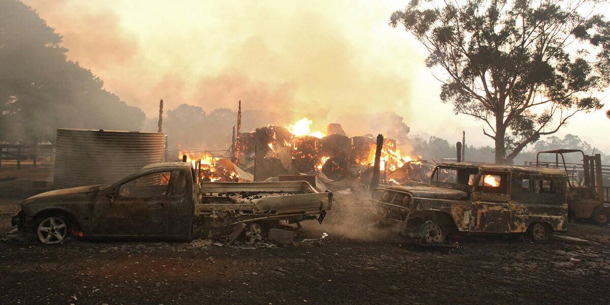 Vehicles and a barn burn in bushfires cl