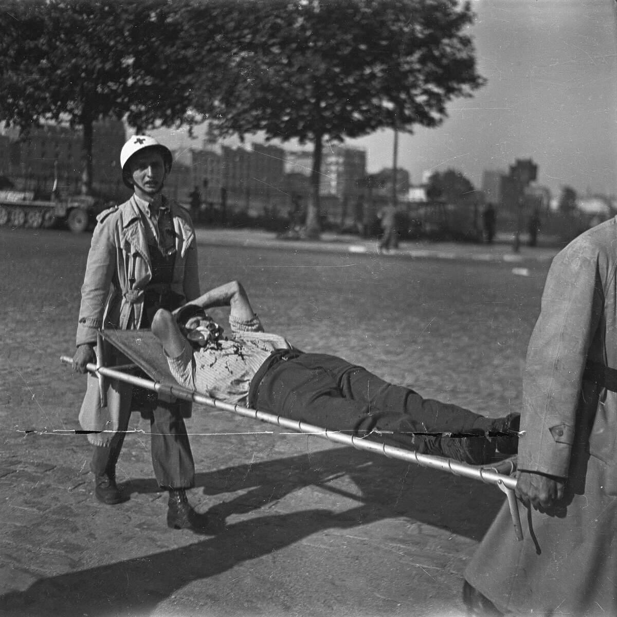 War 1939-1945. Liberation of Paris. Help to a woun
