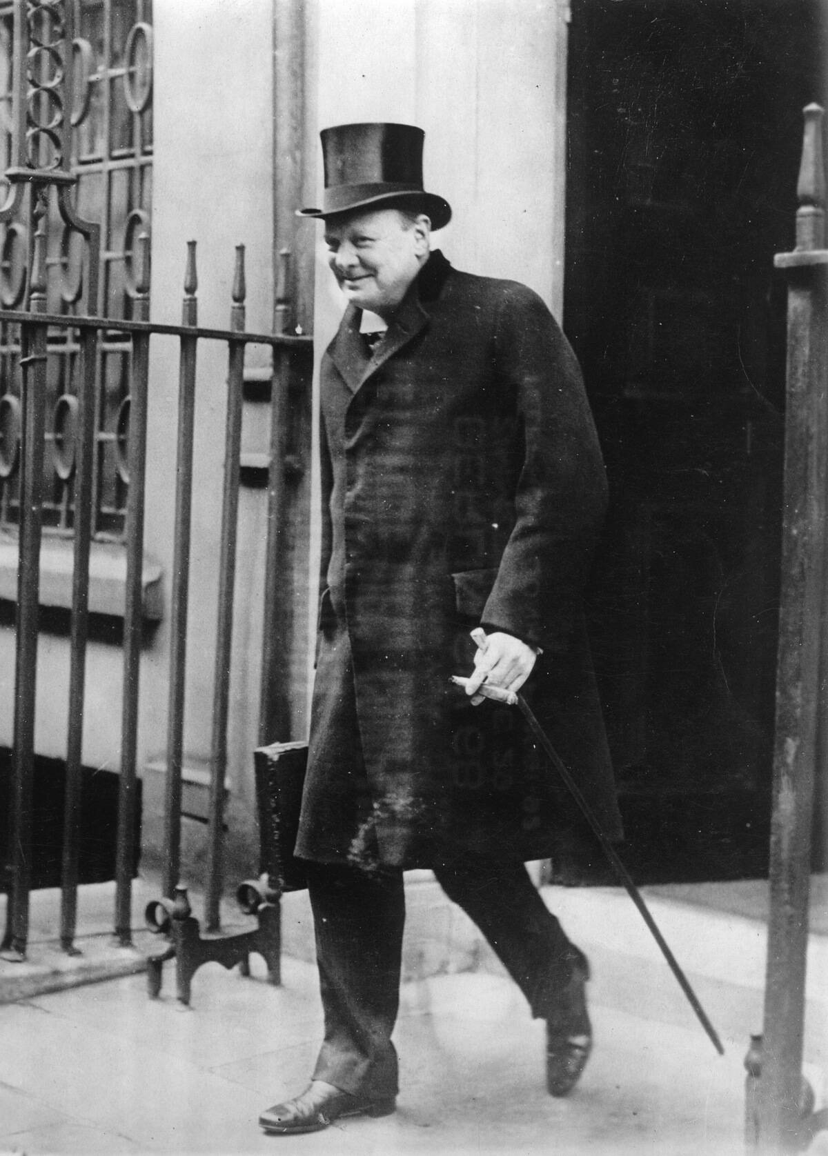 Winston Churchill mit Spazierstock