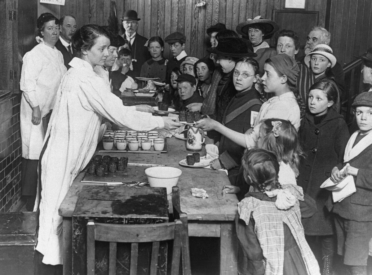 Women serving children meals in communal kitchens, WWI
