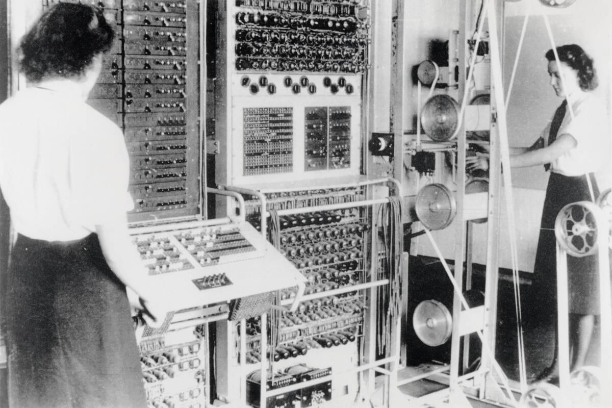 Wrens operating the Colossus computer, 1943.