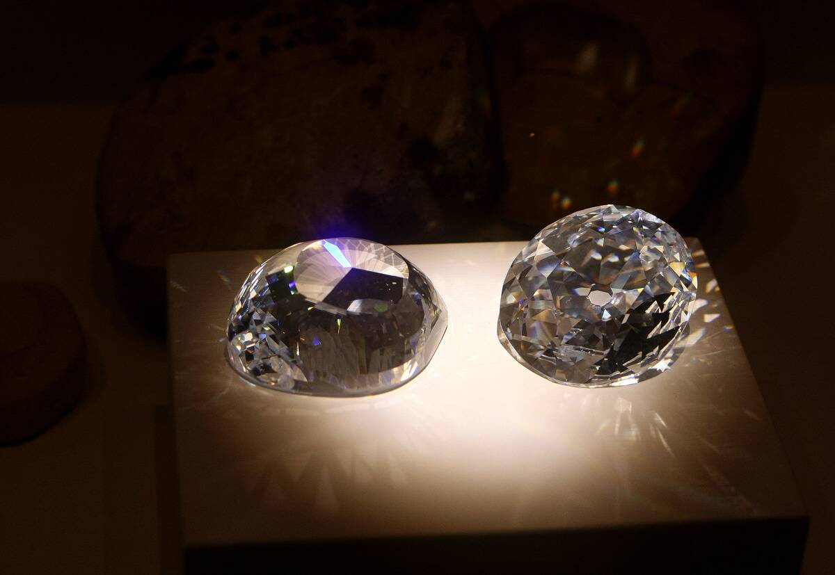 Cubic zirconia replicas of the original and a modern Koh-i-N
