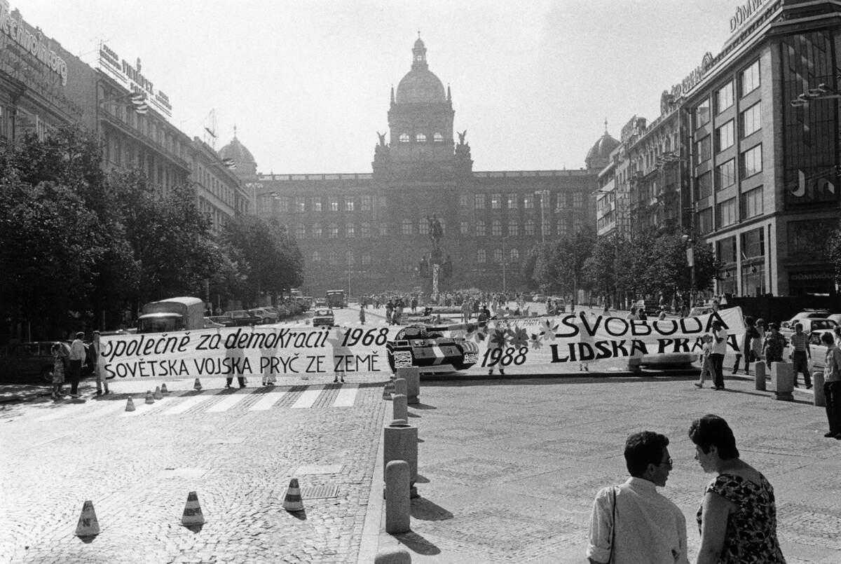 CZECHOSLOVAKIA-VELVET REVOLUTION-POLICE