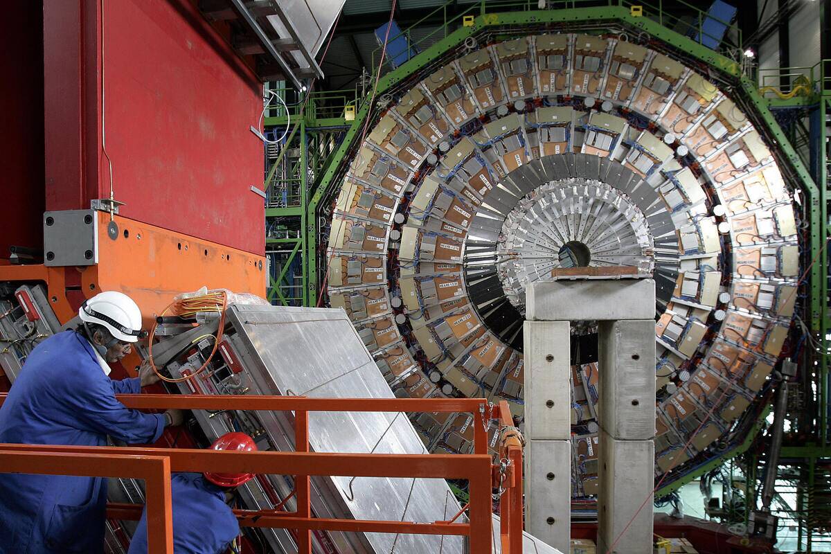 Engineer works to assemble 22 Mars 2007...