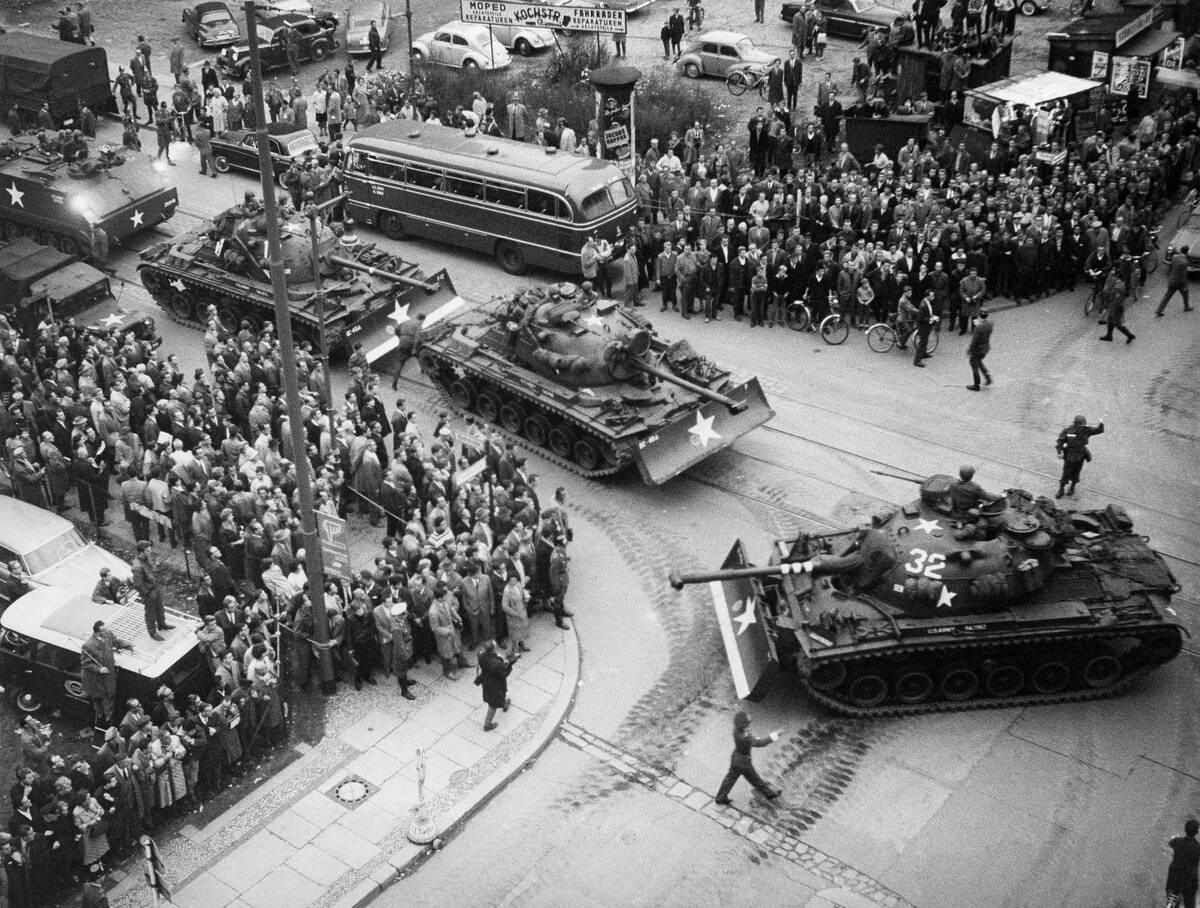 Germany / GDR, Berlin. US tanks at Checkpoint Charlie. October 1961