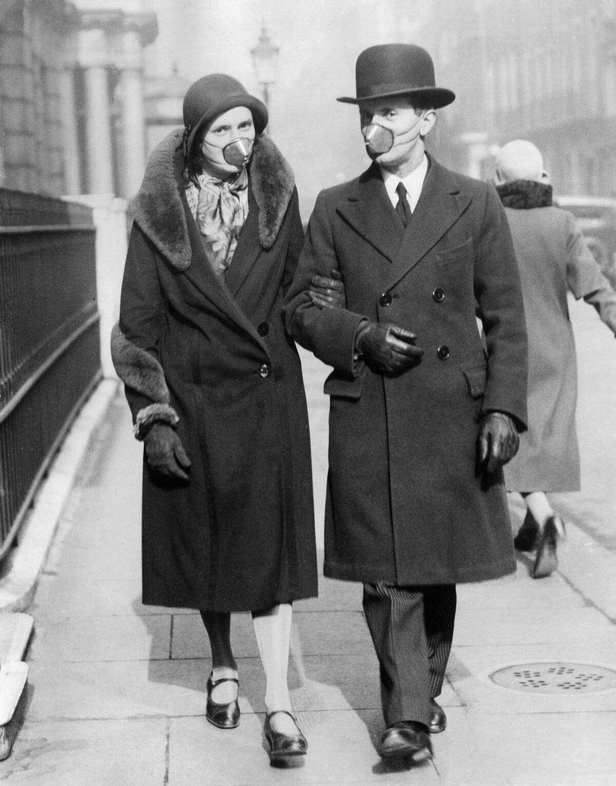 Great Britain, England, London: Couple wearing a mask to defend influenza. 1918