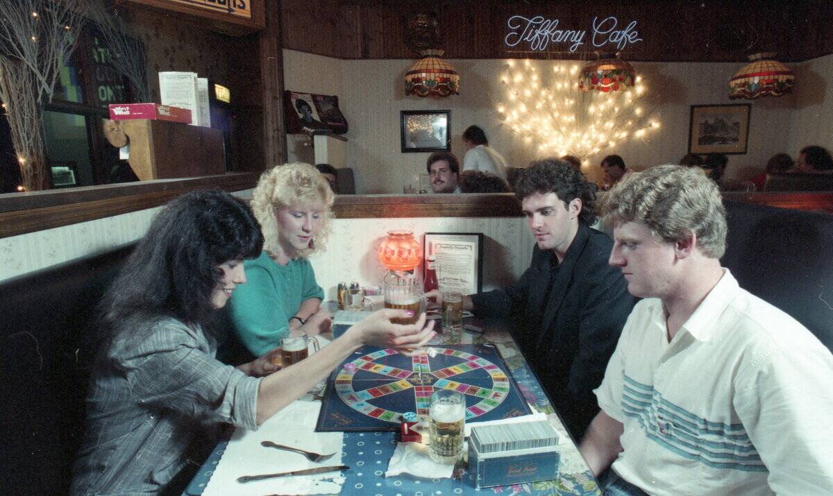 Long Islanders play game of Trivial Pursuit at cafe in 1990