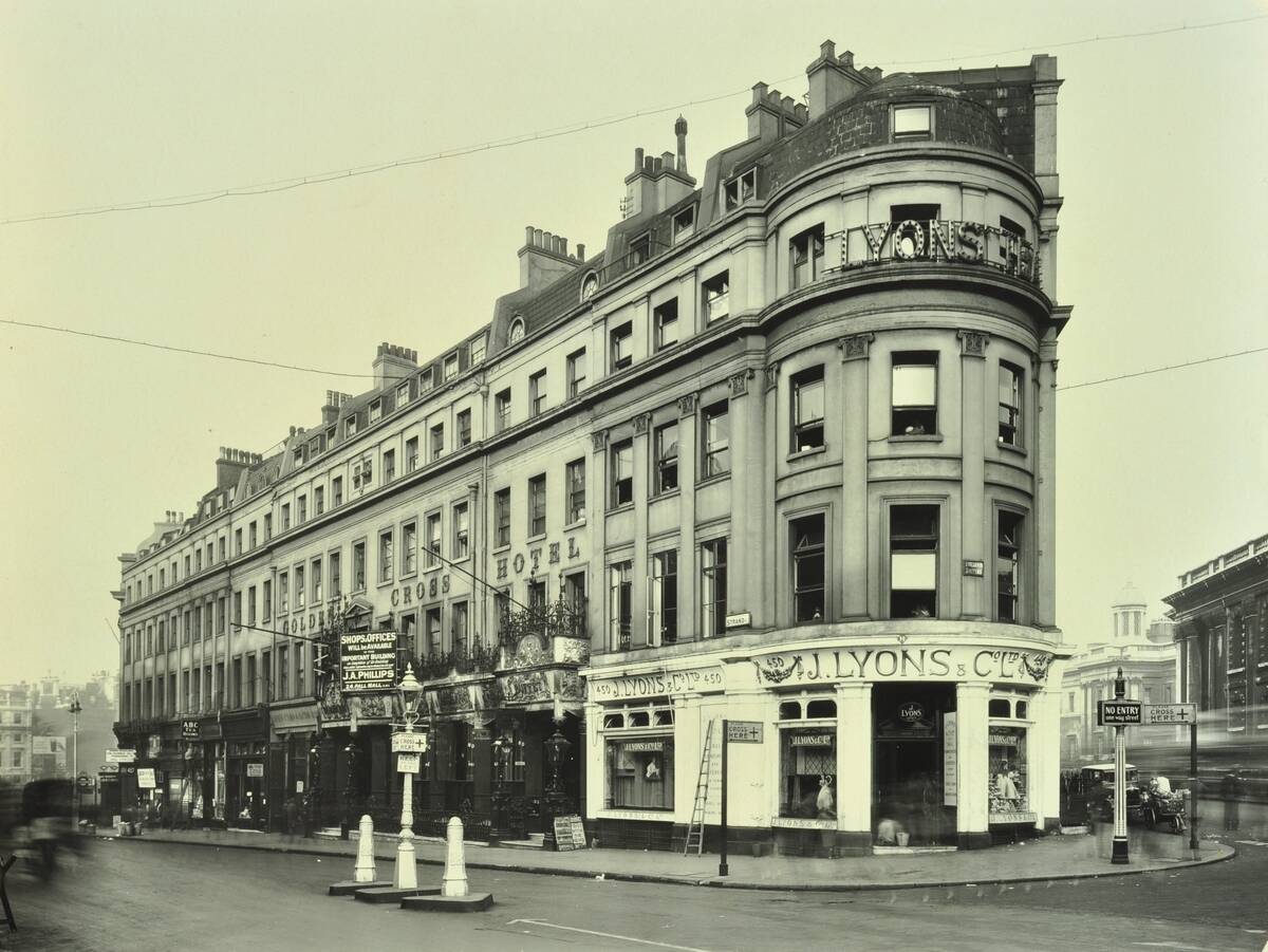 Lyons Tea Shop In The Strand, London, September 1930 Lyons Tea Shop In The Strand, London, September 1930