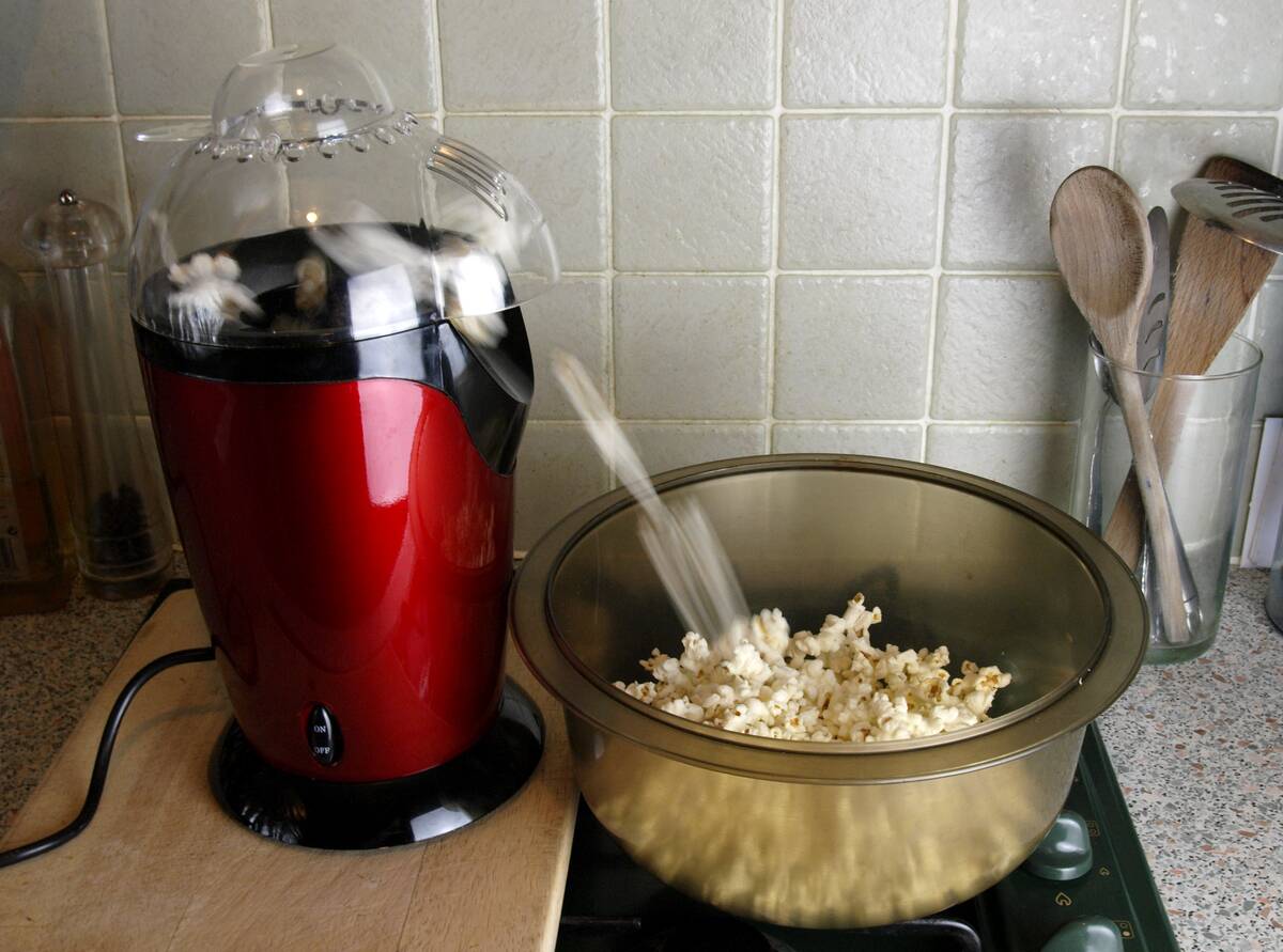 Making popcorn with a popcorn maker