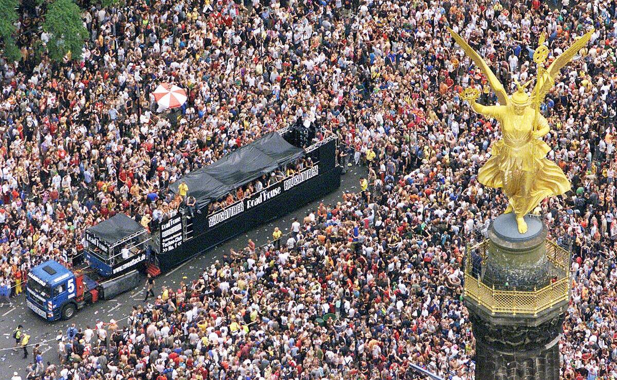 Overall view taken 13 July 2002 of hundr