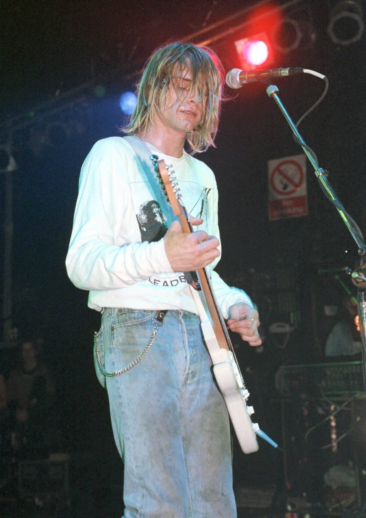 Photo of NIRVANA and Kurt COBAIN