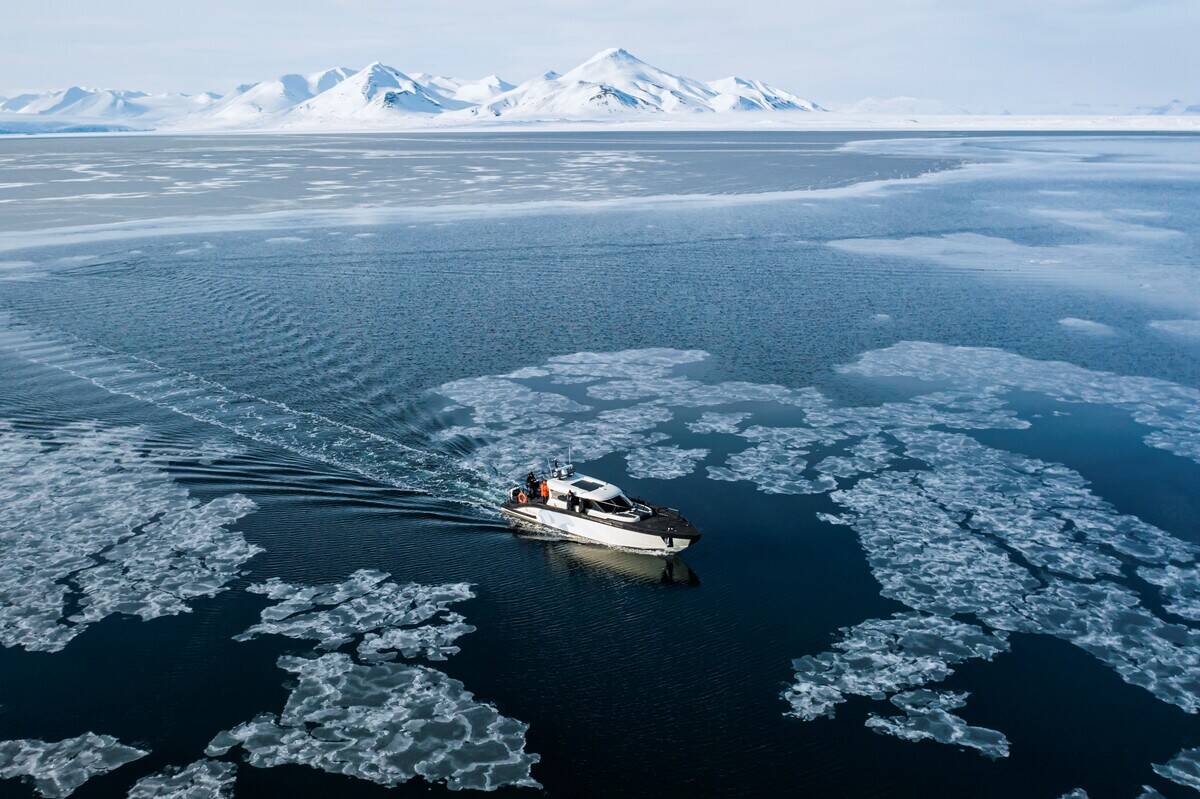 TOPSHOT-ARCTIC-NORWAY-TOURISM-SVALBARD-ENVIRONMENT-TRANSPORT-CLI