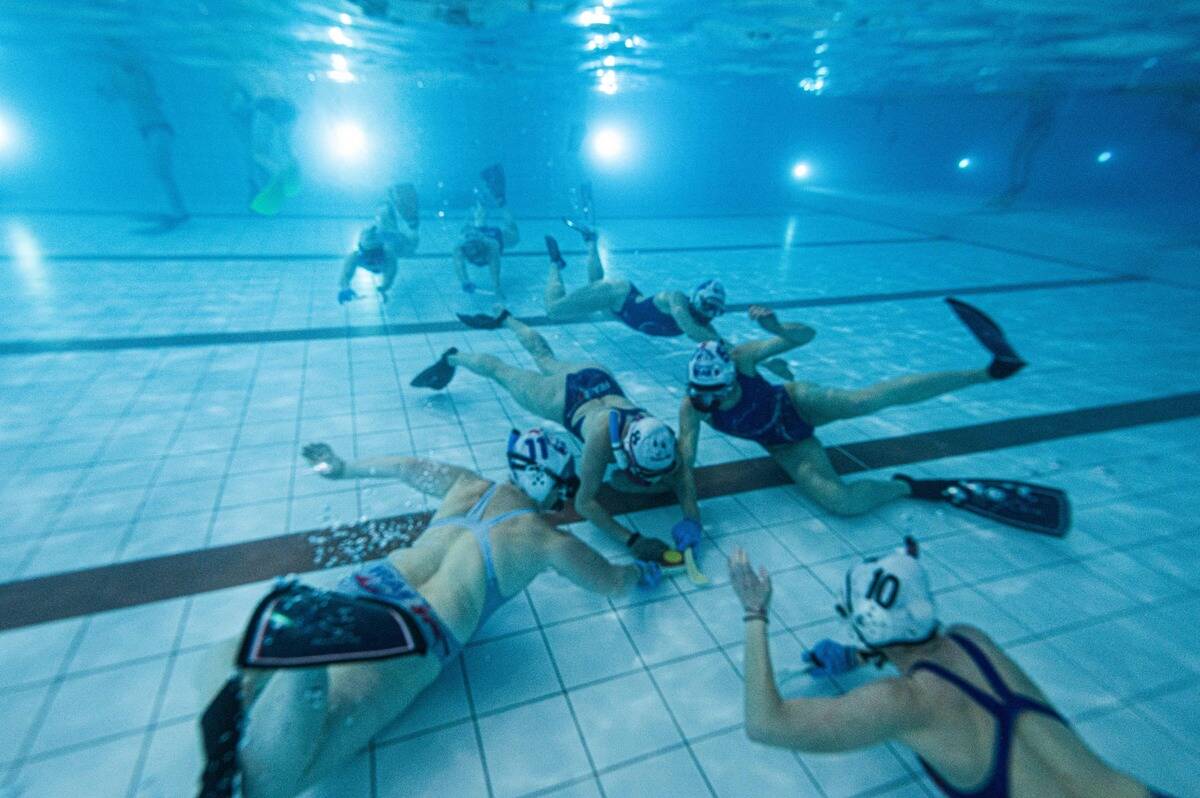 TOPSHOT-FRANCE-HOCKEY-UNDERWATER
