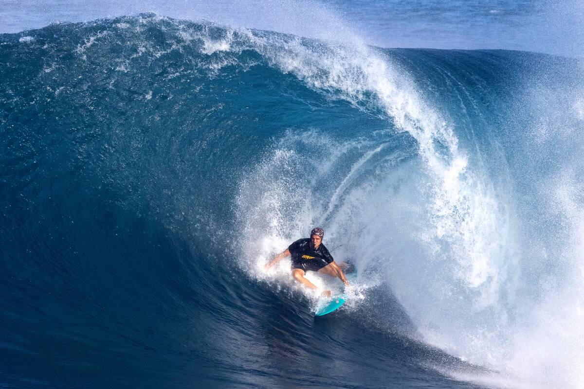 TOPSHOT-SURFING-USA-PIPELINE