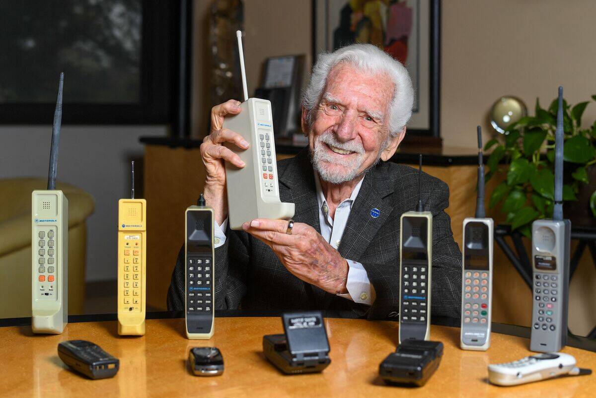 TOPSHOT-US-TELECOMS-TELECOMMUNICATION-MOBILE-ANNIVERSARY