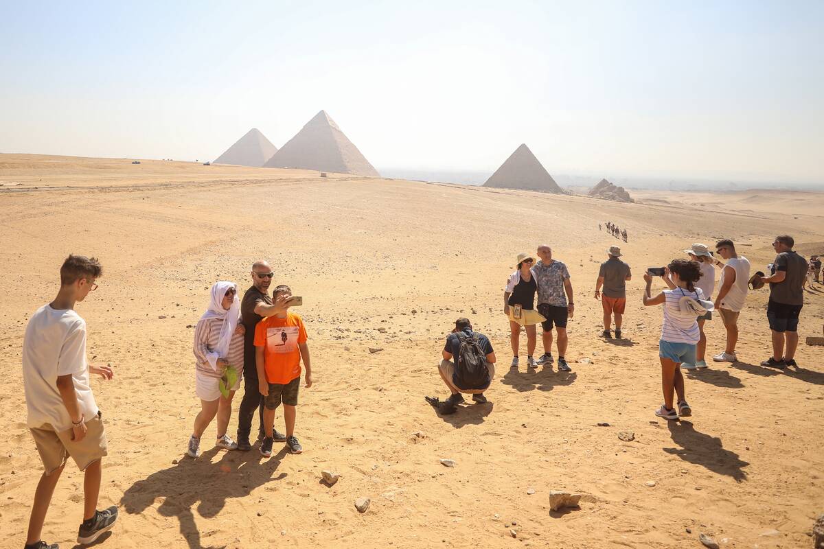 Tourists flock to the Pyramids of Giza...