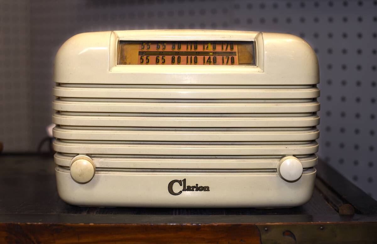 Vintage Clarion AM radio