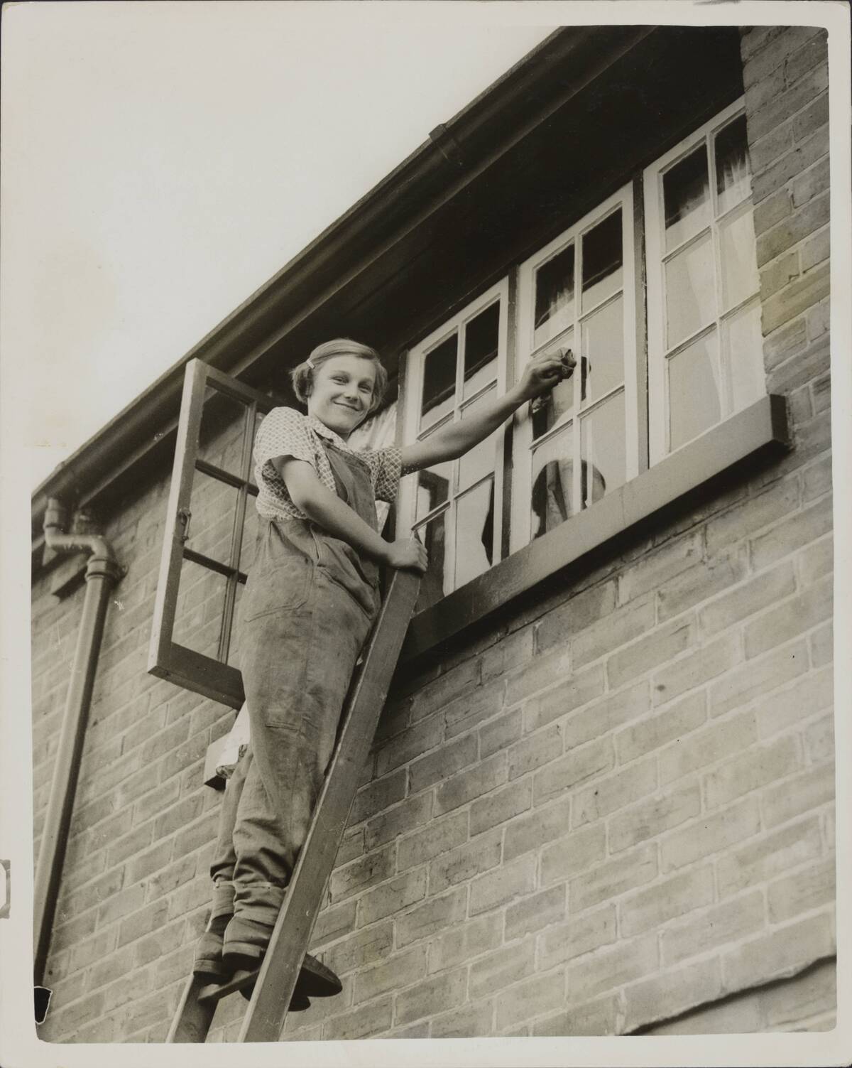 15 Year Old Girl Window Cleaner