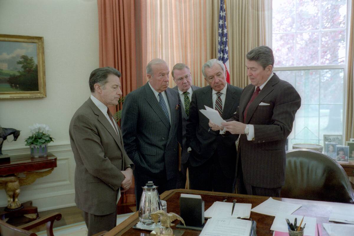 President_Ronald_Reagan_meets_with_aides_on_Iran-Contra