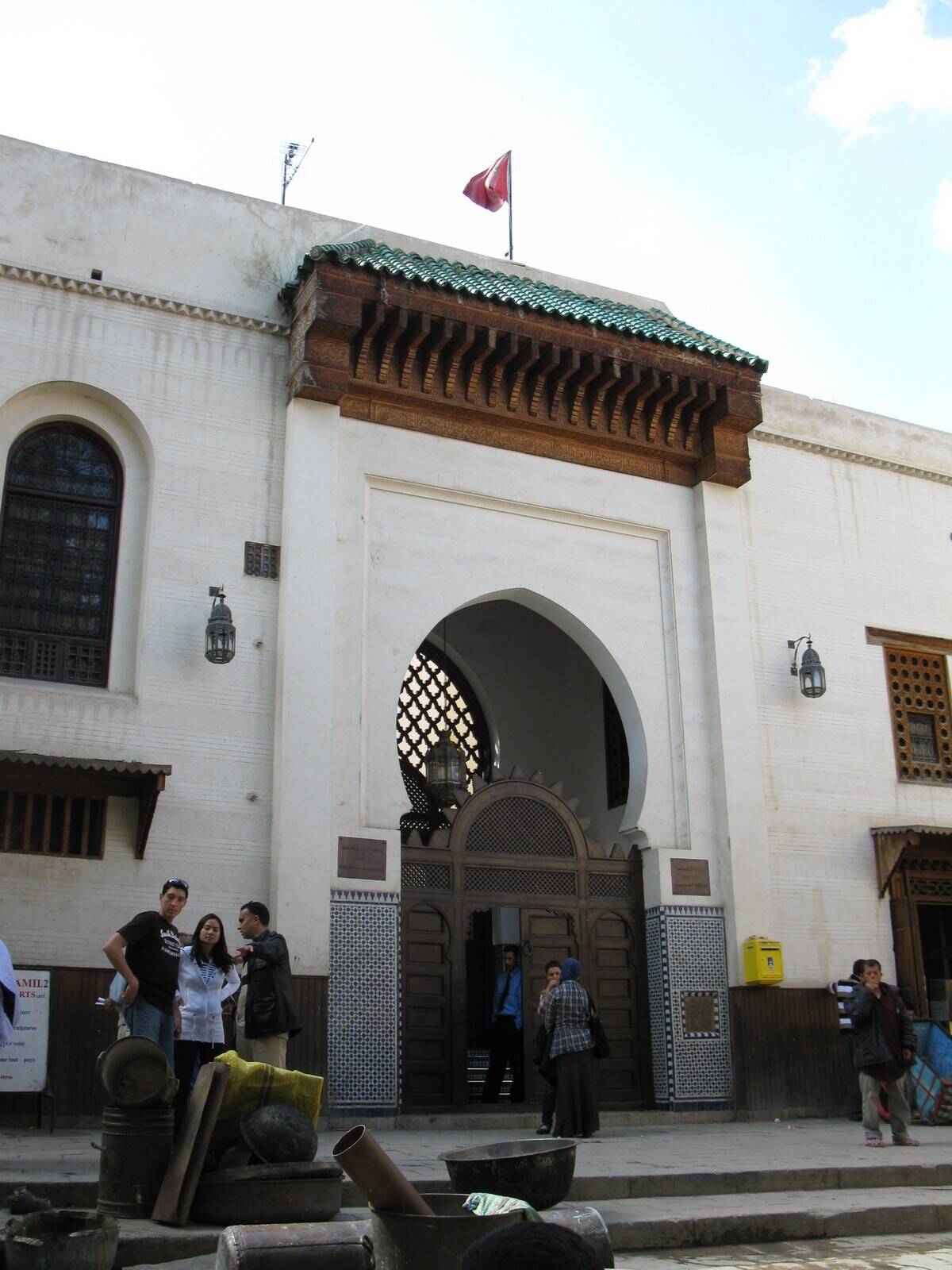 Qarawiyyin_library_gate_on_Place_Seffarine_01