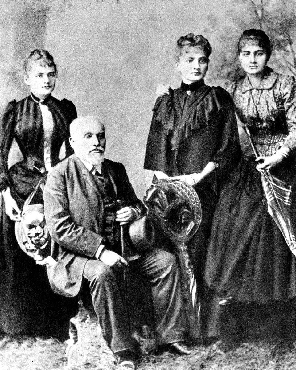 Sklodowski_Family_Wladyslaw_and_his_daughters_Maria_Bronislawa_Helena