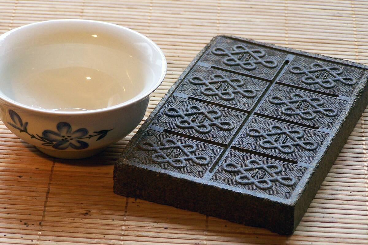 China: Compressed brick tea or 'zhuancha' from southern Yunnan, scored for breaking into smaller pieces. Photo by T. Voekler (CC BY-SA 3.0 License)