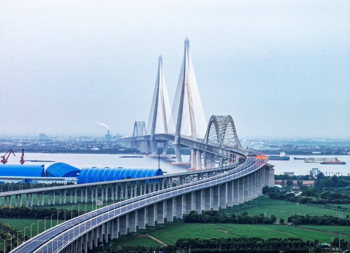 CHINA-JIANGSU-CHANGTAI YANGTZE RIVER BRIDGE-STARTING OPERATION (CN)