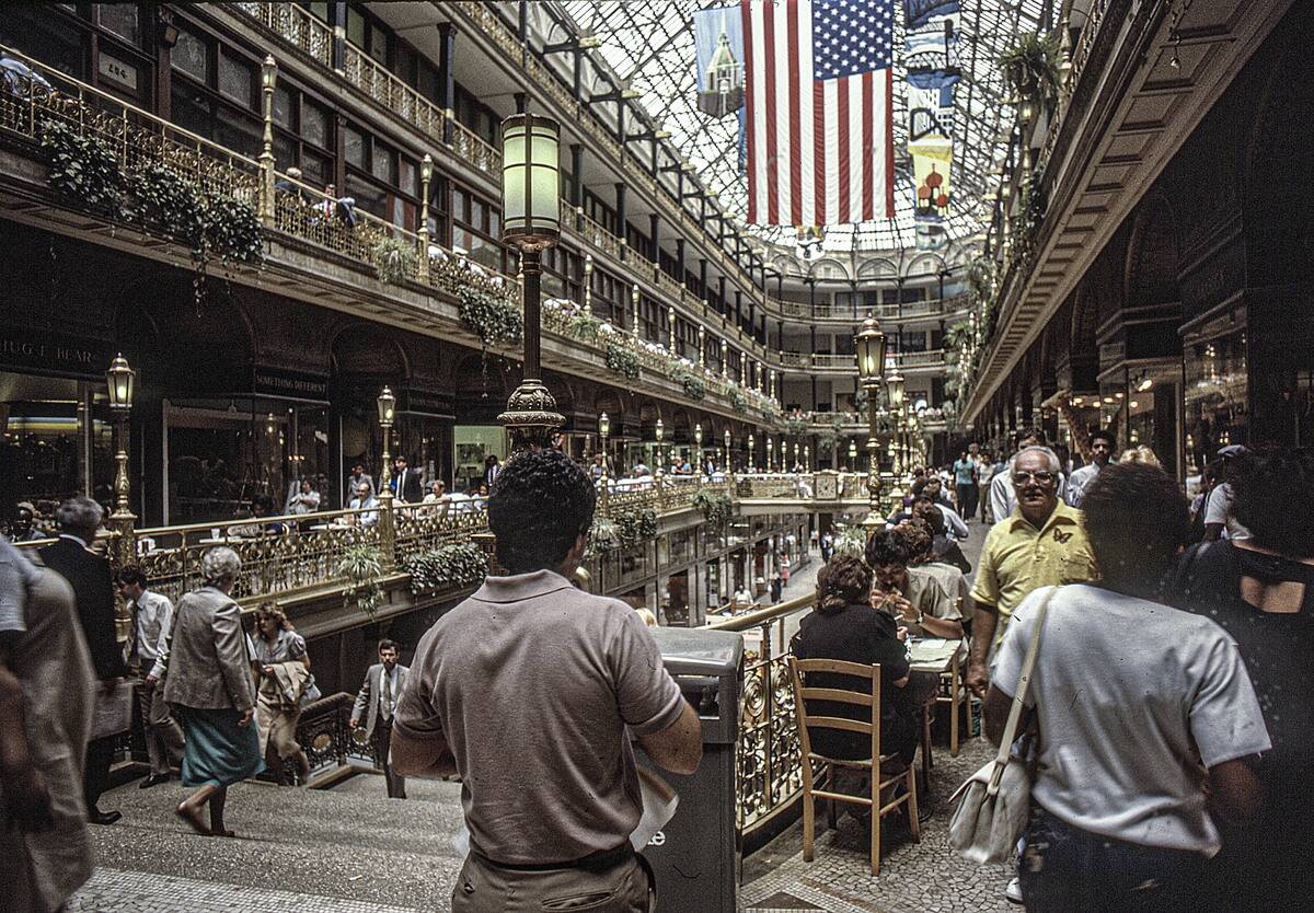 Diners & Crowd At The Cleveland Arcade