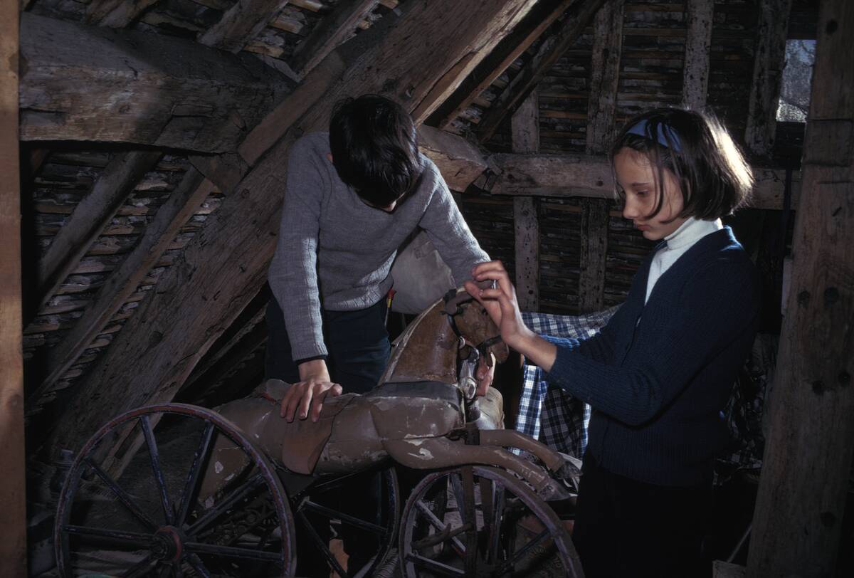 Enfants explorant un grenier en France