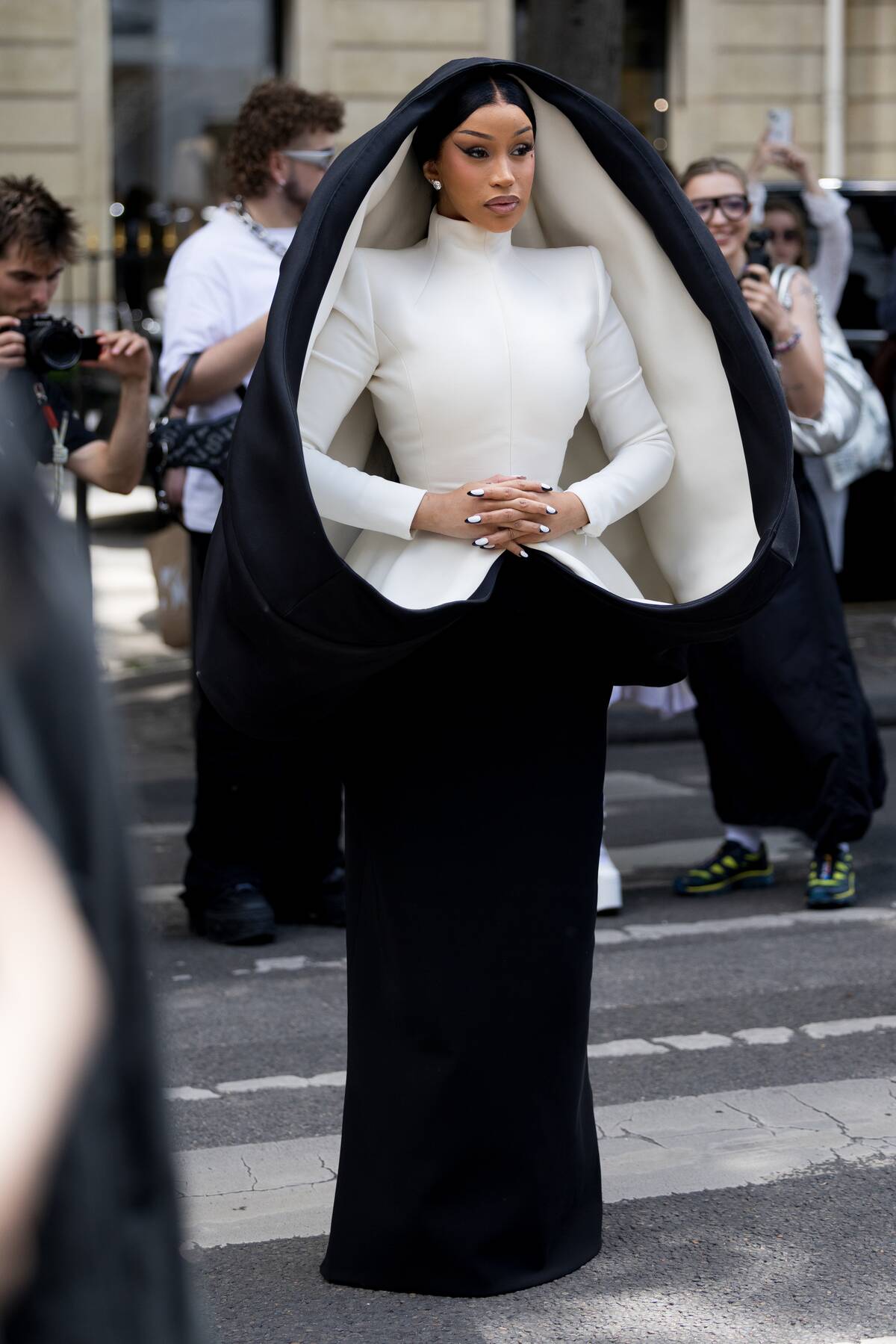 Street Style - Paris Fashion Week - Haute Couture Fall/Winter 2025/2026 - Day Two