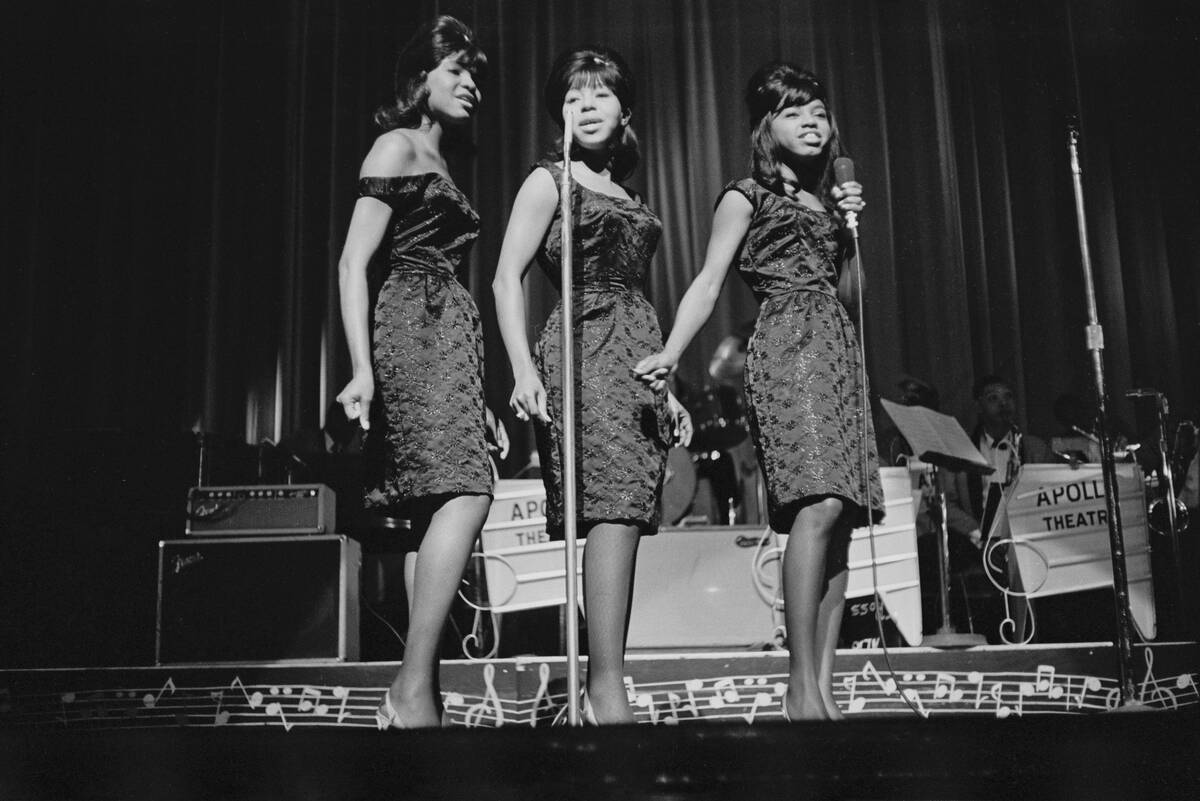 The Dixie Cups Play The Apollo