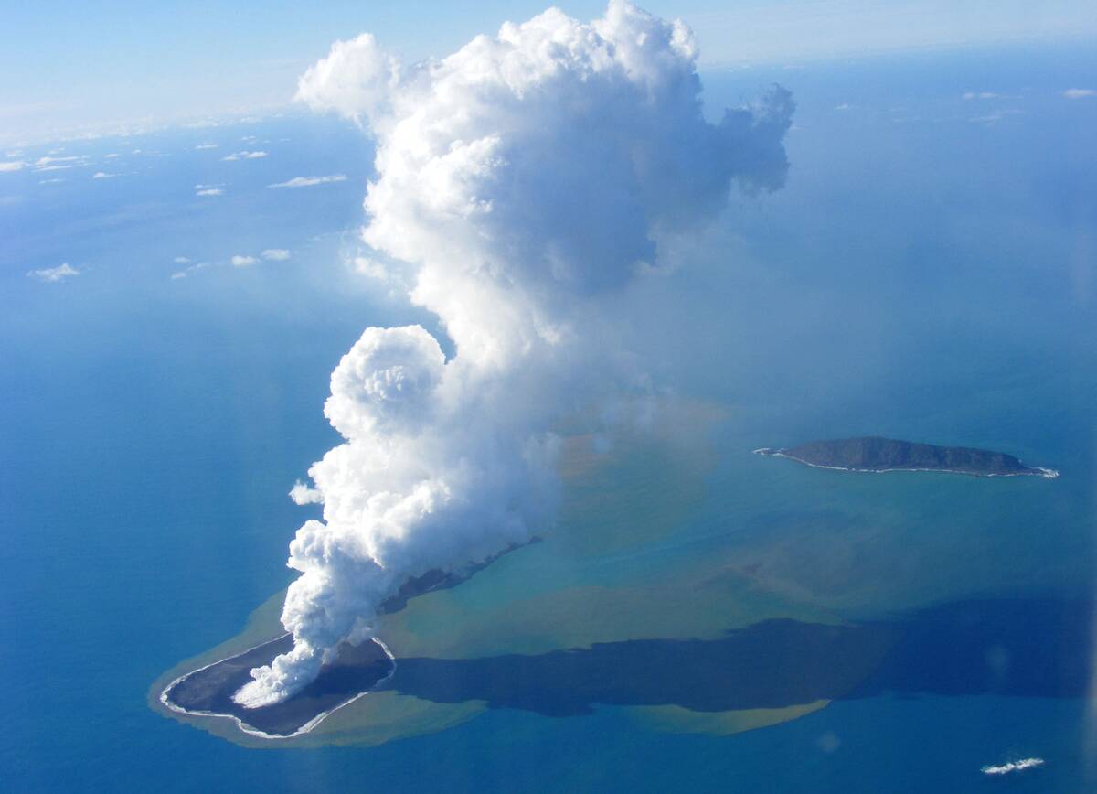 TOPSHOT-TONGA-VOLCANO