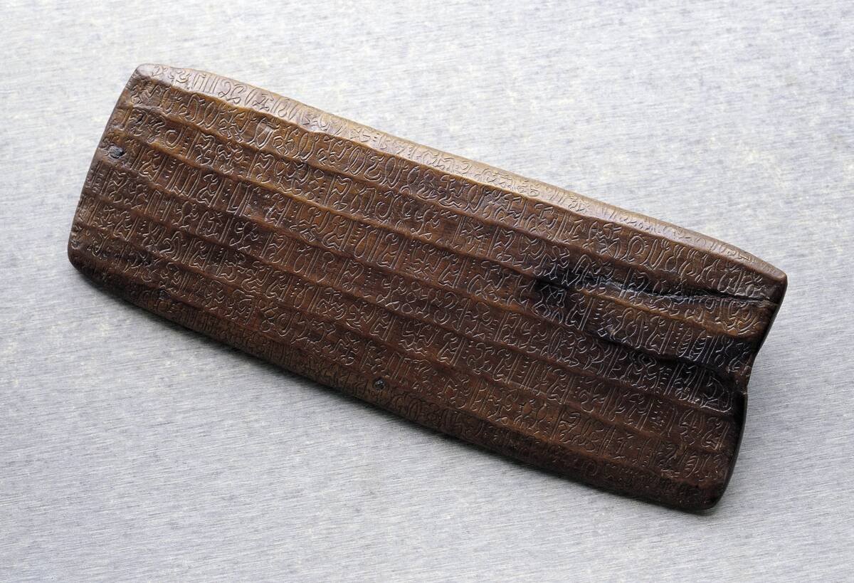 Writing tablet written in Rongorongo script...