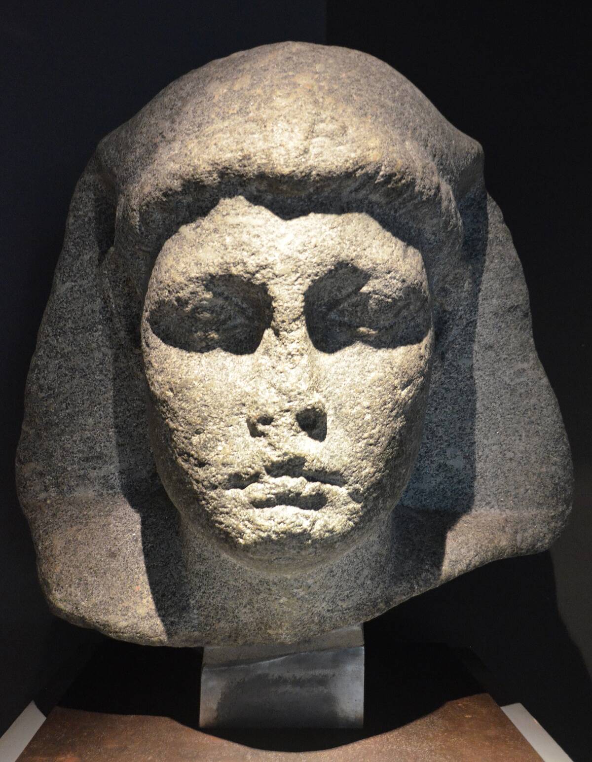 Caesarion_granite_head