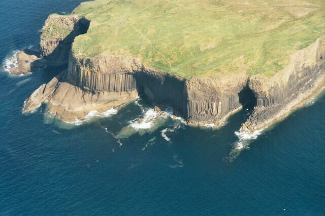Fingal's_Cave,_aerial_2007_ geograph.org.uk_-_3157442