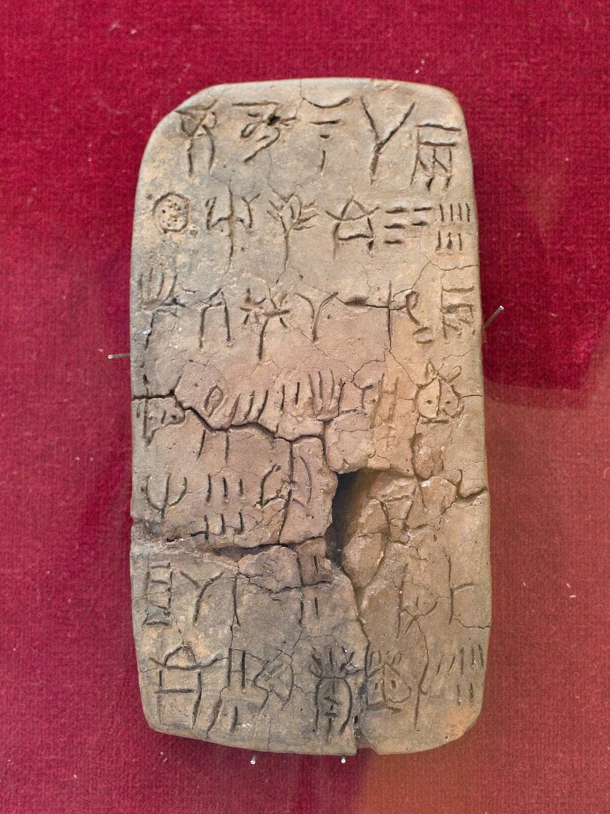 Linear_A_tablet_from_Zakros,_AM_Sitia,_258622