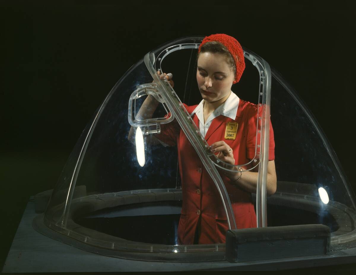 Woman_worker_in_the_Douglas_Aircraft_Company_plant1942