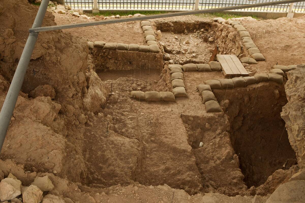 A picture shows the Qesem Cave excavatio