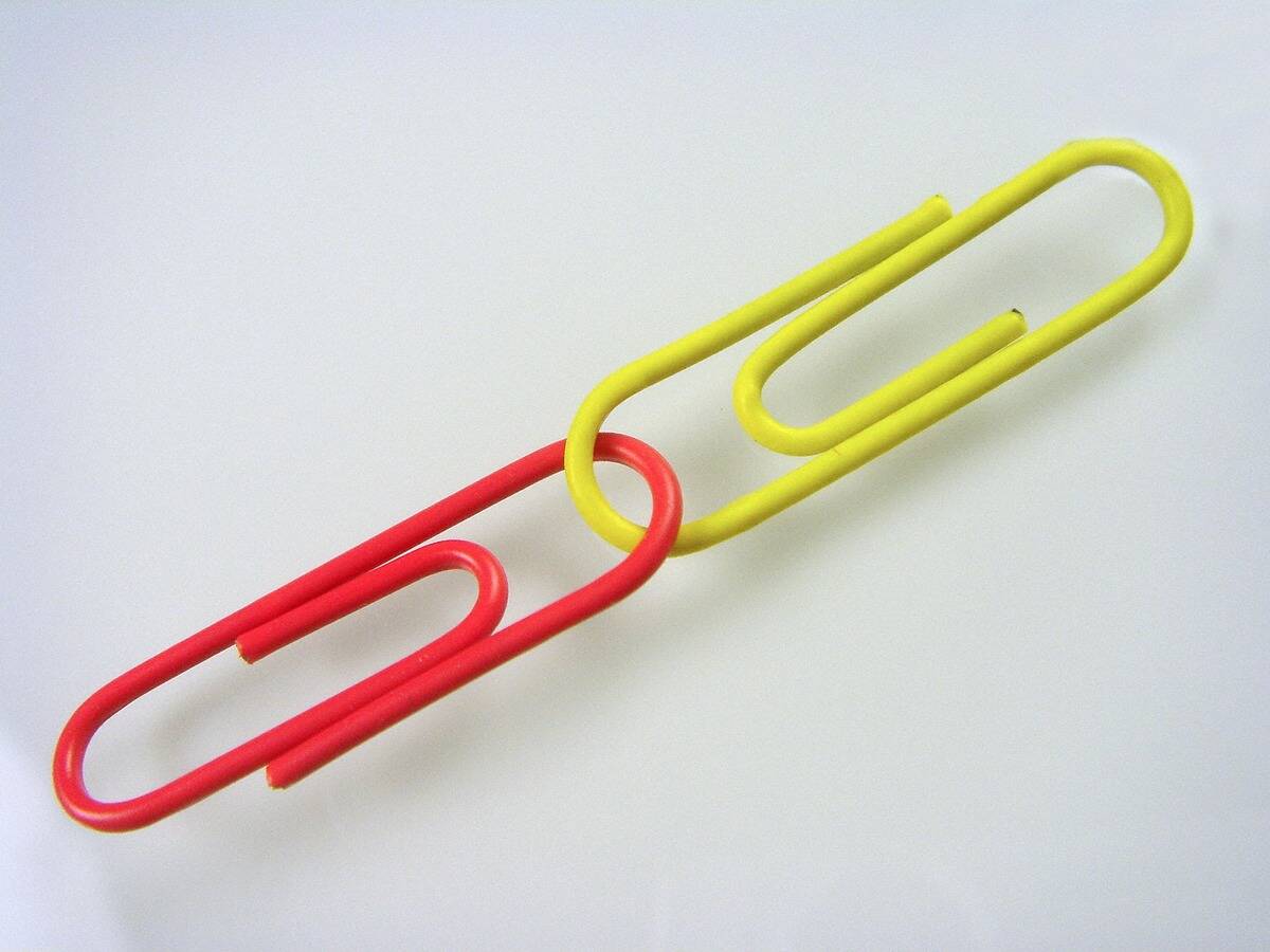 Büroklammern gelb und rot,