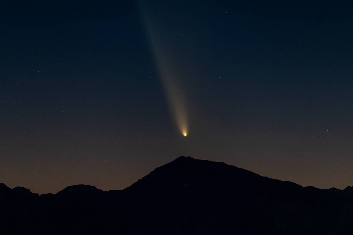 Comet Tsuchinshan-ATLAS appears Over Eastern Sierra