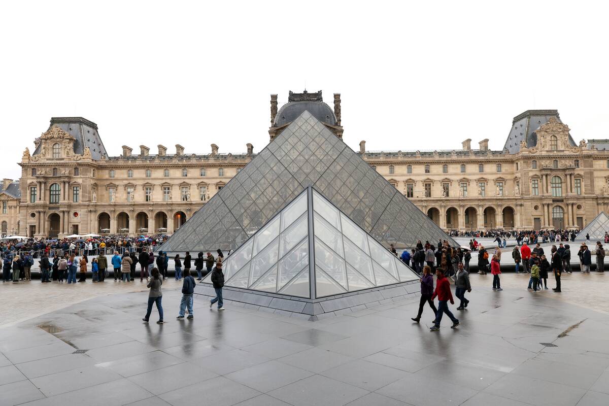 Louvre Remains Closed After Jewellery Heist