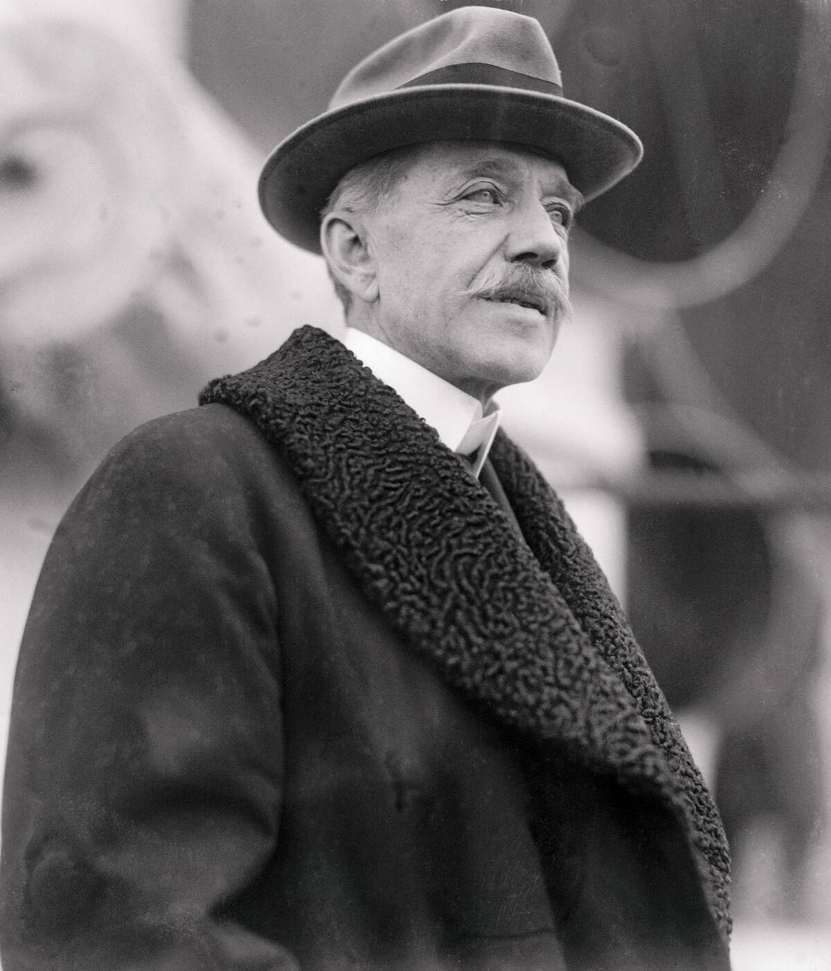 Peter Cooper Hewitt Waiting