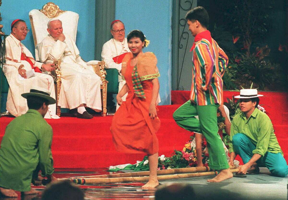 Pope John Paul II(C,rear) watches the Philippine n