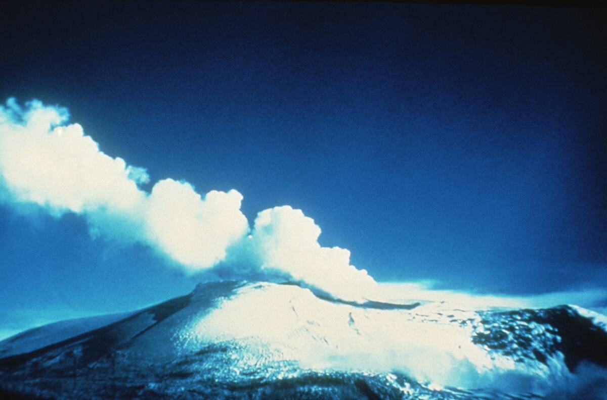 Steam Eruption Prior to Major Eruption of Nevado del Ruiz, Colombia
