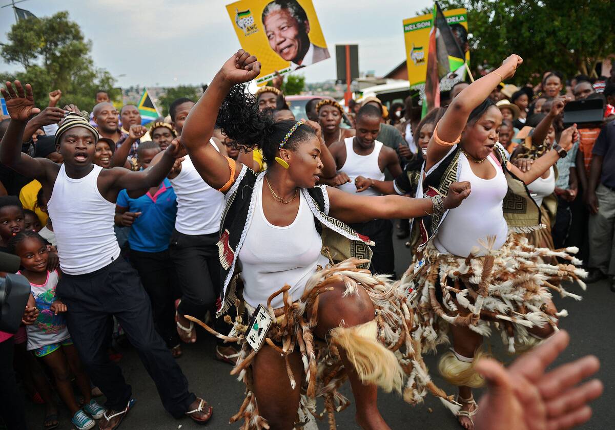 TOPSHOT-SAFRICA-MANDELA-TRIBUTE-PUBLIC