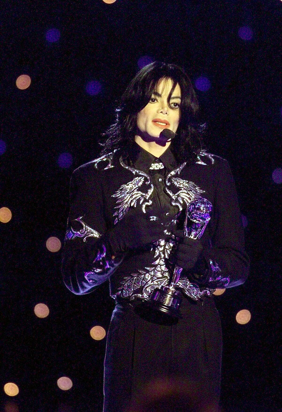 US pop star Michael Jackson holds his award during